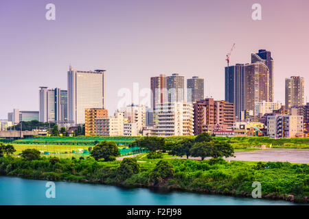 Kawasaki, Japan-Skyline am Fluss Tamagawa. Stockfoto