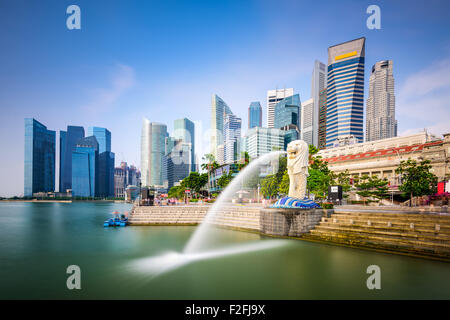 Skyline von Singapur am Merlion Brunnen. Stockfoto