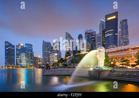 Skyline von Singapur am Brunnen. Stockfoto
