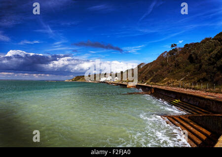 Die Waterfront ist der Fokus für Totland Bay an der Westküste von der Isle Of Wight, England Stockfoto