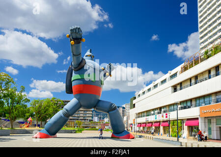 Das Gigantor-Roboter-Denkmal am Bahnhof Shin-Nagata in Kobe, Japan. Stockfoto