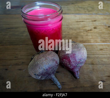 Frischen Rüben-Saft im Einmachglas mit ganze Rüben. Stockfoto