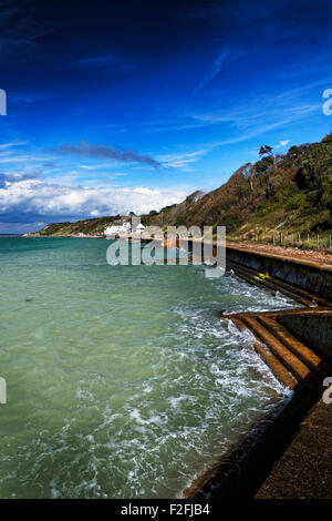 Die Waterfront ist der Fokus für Totland Bay an der Westküste von der Isle Of Wight, England Stockfoto