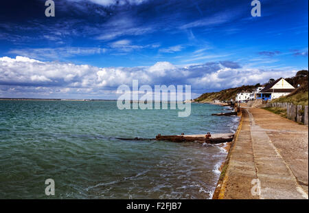 Die Waterfront ist der Fokus für Totland Bay an der Westküste von der Isle Of Wight, England Stockfoto