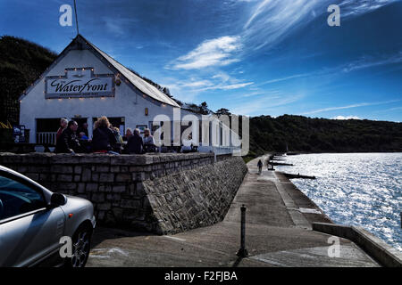 Die Waterfront ist der Fokus für Totland Bay an der Westküste von der Isle Of Wight, England Stockfoto