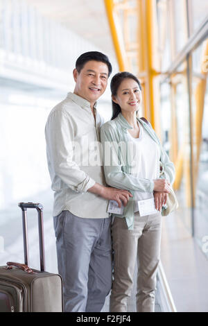 Älteres Paar warten am Flughafen Stockfoto