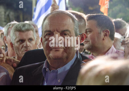 Athen, Griechenland. 17. Sep, 2015. Ehemaliger Premierminister und MP mit neuen Demokratie Konstantinos Karamanlis nimmt an der Rallye. Anhänger der neuen Demokratie-Partei besuchen die Pre-Wahlveranstaltung in Omonia Platz wo Vangellis Meimarakis (nicht gesehen) eine Rede über den 20. Septemberwahlen in Griechenland gab. Bildnachweis: George Panagakis/Pacific Press/Alamy Live-Nachrichten Stockfoto