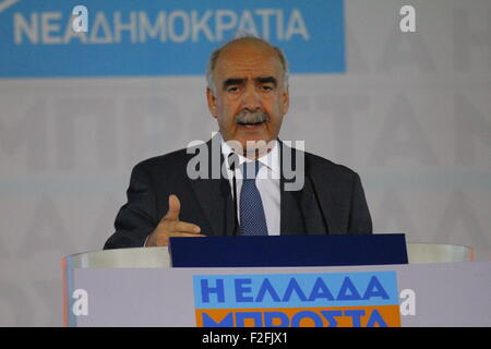 Athen, Griechenland. 17. Sep, 2015. Vangelis Meimarakis, Präsident von Néa Dimokratía, befasst sich mit der Wahlveranstaltung in Athen. Griechische konservative Partei Néa Dimokratía statt einer Wahlveranstaltung in Athen, drei Tage vor dem Wahltag. Parteipräsident Vangelis Meimarakis war der Hauptredner. Die Parteikämpfen mit SYRIZA für den ersten Platz in den Umfragen vor der Wahl. Bildnachweis: Michael Debets/Pacific Press/Alamy Live-Nachrichten Stockfoto