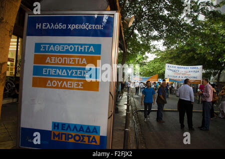 Athen, Griechenland. 17. Sep, 2015. Ein neue Demokratie-Banner auf eine Bushaltestelle ist vor der Rallye Website gesehen. Anhänger der neuen Demokratie-Partei an die Pre-Wahlveranstaltung in Omonia Platz wo Vangellis Meimarakis eine Rede über den 20. Septemberwahlen in Griechenland hielt teilnehmen. Bildnachweis: George Panagakis/Pacific Press/Alamy Live-Nachrichten Stockfoto