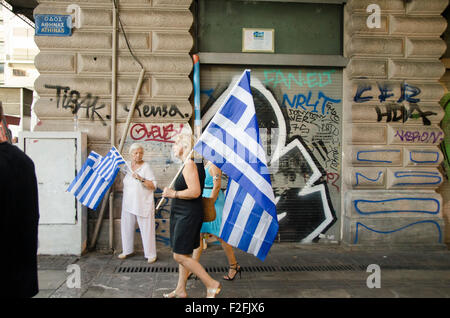 Athen, Griechenland. 17. Sep, 2015. Anhänger der neuen Demokratie-Partei besuchen ihre Pre-Wahlveranstaltung in Omonia Platz wo Vangellis Meimarakis (nicht gesehen) eine Rede über den 20. Septemberwahlen in Griechenland gab. Bildnachweis: George Panagakis/Pacific Press/Alamy Live-Nachrichten Stockfoto