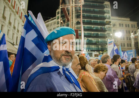 Athen, Griechenland. 17. Sep, 2015. Anhänger der neuen Demokratie-Partei besuchen ihre Pre-Wahlveranstaltung in Omonia Platz wo Vangellis Meimarakis (nicht gesehen) eine Rede über den 20. Septemberwahlen in Griechenland gab. Bildnachweis: George Panagakis/Pacific Press/Alamy Live-Nachrichten Stockfoto