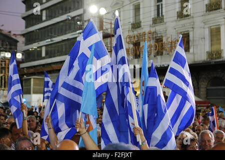 Athen, Griechenland. 17. Sep, 2015. Néa Dimokratía Fans zuwinken der Wahlveranstaltung in Athen griechische Fahnen. Griechische konservative Partei Néa Dimokratía statt einer Wahlveranstaltung in Athen, drei Tage vor dem Wahltag. Parteipräsident Vangelis Meimarakis war der Hauptredner. Die Parteikämpfen mit SYRIZA für den ersten Platz in den Umfragen vor der Wahl. Bildnachweis: Michael Debets/Pacific Press/Alamy Live-Nachrichten Stockfoto