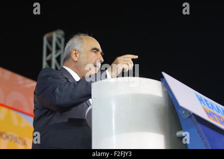 Athen, Griechenland. 17. Sep, 2015. Vangelis Meimarakis, Präsident von Néa Dimokratía, befasst sich mit der Wahlveranstaltung in Athen. Griechische konservative Partei Néa Dimokratía statt einer Wahlveranstaltung in Athen, drei Tage vor dem Wahltag. Parteipräsident Vangelis Meimarakis war der Hauptredner. Die Parteikämpfen mit SYRIZA für den ersten Platz in den Umfragen vor der Wahl. Bildnachweis: Michael Debets/Pacific Press/Alamy Live-Nachrichten Stockfoto