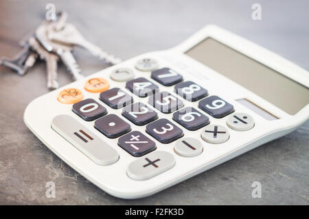 Taschenrechner mit Tasten auf grauem Hintergrund, Fotoarchiv Stockfoto