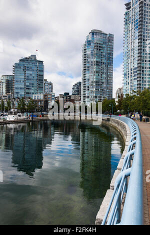 Uferpromenade entlang der False Creek im Stadtteil Yaletown Vancouver, Kanada Stockfoto