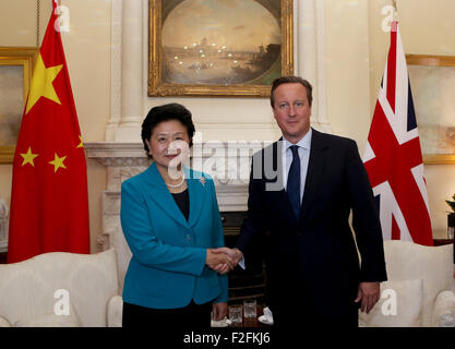 London, UK. 17. Sep, 2015. Der britische Premierminister David Cameron (R) trifft sich mit chinesischen Vize-Premier Liu Yandong in London 17. September 2015. Bildnachweis: Han Yan/Xinhua/Alamy Live-Nachrichten Stockfoto