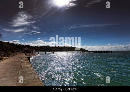 Die Waterfront ist der Fokus für Totland Bay an der Westküste von der Isle Of Wight, England Stockfoto