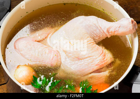 Hühnerbrühe, klare Suppe, Lager wird in einer Pfanne gegart Stockfoto