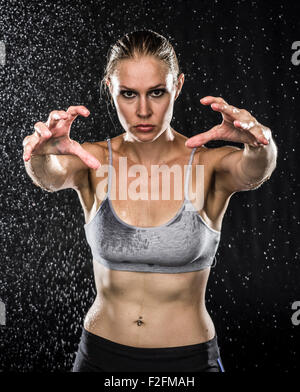Sportliche Frau, die ihre Hände in Richtung Kamera zu erreichen Stockfoto