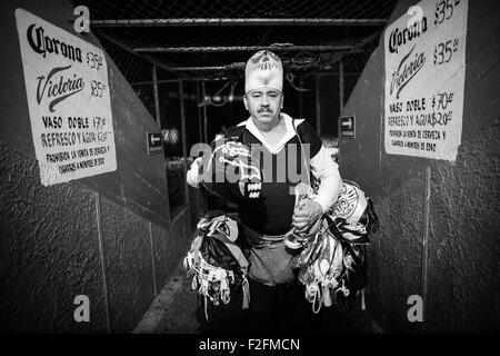 Mexico City, Mexiko. 8. Sep, 2015. Ein Mann verkauft Masken während des Lucha Libre Spiels bei Arena Mexiko in Mexiko-Stadt, Hauptstadt von Mexiko, am 8. September 2015. Lucha Libre ist authentische mexikanische kostenlos Wrestling und Funktionen starke Männer in geheimnisvolle und aufwändige Masken. Triton, 28 Jahre alt, gilt als einer der jungen Versprechungen von World Wrestling Council für Lucha Libre. Arena Mexiko, auch bekannt als die "Kathedrale des Lucha Libre", ist die größte Arena des Landes für diese Art von Spiele. Im Jahr 2015 veranstaltet Arena Mexiko den 82. Jahrestag der CMLL. © Pedro Mera/Xinhua/Alamy Live-Nachrichten Stockfoto