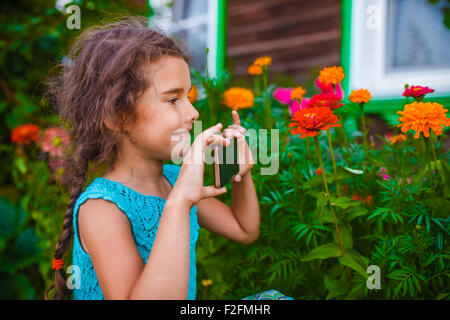 Teen Mädchen nimmt Bilder der äußeren Blumen Lächeln Stockfoto