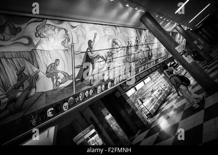 Mexico City, Mexiko. 8. Sep, 2015. Ein Mann kommt um Lucha Libre Arena Mexiko in Mexiko-Stadt, Hauptstadt von Mexiko, am 8. September 2015 zu sehen. Lucha Libre ist authentische mexikanische kostenlos Wrestling und Funktionen starke Männer in geheimnisvolle und aufwändige Masken. Luchador Triton, 28 Jahre alt, gilt als einer der jungen Versprechungen von World Wrestling Council für Lucha Libre. Arena Mexiko, auch bekannt als die "Kathedrale des Lucha Libre", ist die größte Arena des Landes für diese Art von Spiele. Im Jahr 2015 veranstaltet Arena Mexiko den 82. Jahrestag der CMLL. © Pedro Mera/Xinhua/Alamy Live-Nachrichten Stockfoto