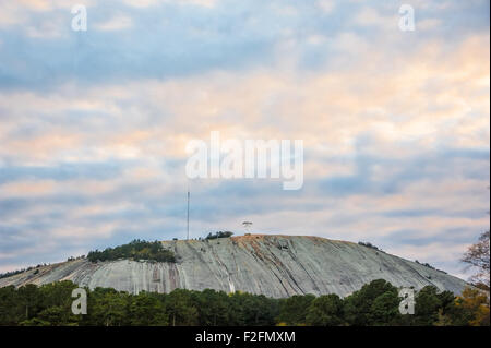 Sonnenuntergang Wolkengebilde über Atlanta, Georgia Stone Mountain Park. Stockfoto