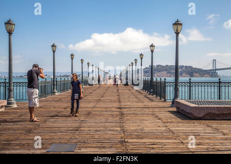 Vater die Bilder von seiner Tochter am Pier 7 in Embarcadero, San Francisco, Kalifornien, USA Stockfoto