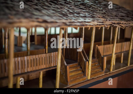 Eine Miniatur aus traditionellem Dorfhaus gehört zur traditionellen Gemeinde der Insel Saparua in Maluku, Indonesien. Stockfoto