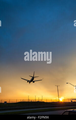 Delta Airlines Jet Landung in Atlanta International Airport gegen die geniale Kulisse eines lebhaften Sonnenuntergang Himmel. (USA) Stockfoto