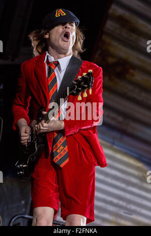 Chicago, Illinois, USA. 15. Sep, 2015. Gitarrist ANGUS YOUNG von AC/DC live während der Rock or Bust Tour im Wrigley Field in Chicago, Illinois durchführt © Daniel DeSlover/ZUMA Draht/Alamy Live News Stockfoto