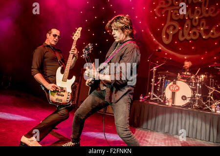 Detroit, Michigan, USA. 16. Sep, 2015. DEAN DELEO und ROBERT DELEO von den STONE TEMPLE PILOTS erklingt in The Fillmore in Detroit, MI am 16. September 2015 © Marc Nader/ZUMA Draht/Alamy Live News Stockfoto
