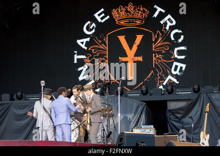 Chicago, Illinois, USA. 15. Sep, 2015. Vintage Trouble tritt während der Rock or Bust Tour im Wrigley Field in Chicago, Illinois © Daniel DeSlover/ZUMA Draht/Alamy Live News Stockfoto