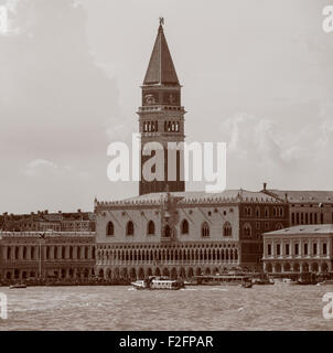 Blick auf den Dogenpalast und Markusturm in Venedig, Italien Stockfoto