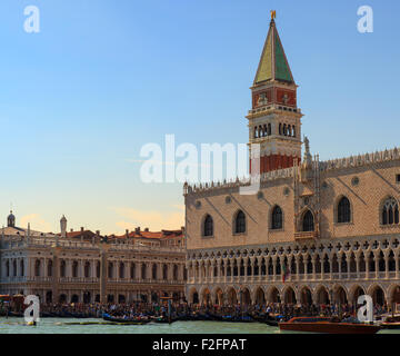 Blick auf den Dogenpalast und Markusturm in Venedig, Italien Stockfoto