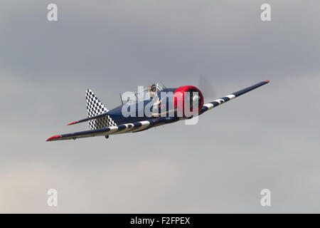 Alte schwedische Saab Sk 16 Propeller-Jagdflugzeug fliegen vorbei in einer Flugshow und der Pilot winkt in die Menge Stockfoto