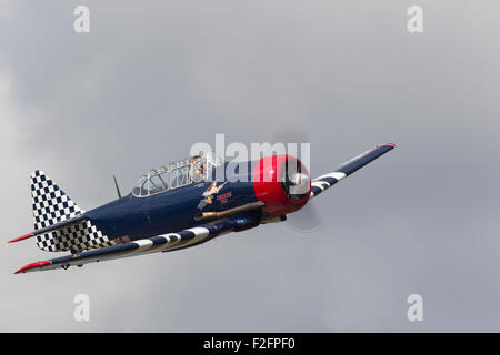 Alte schwedische Saab Sk 16 Propeller-Jagdflugzeug fliegen vorbei in einer Flugshow und der Pilot winkt in die Menge Stockfoto