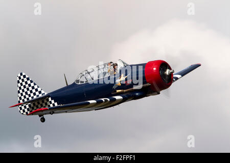 Alte schwedische Saab Sk 16 Propeller-Jagdflugzeug fliegen vorbei in einer Flugshow und der Pilot winkt in die Menge Stockfoto