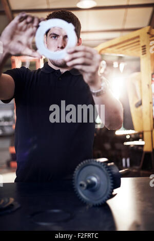 Mechanische Prüfung Teil in Autowerkstatt Stockfoto