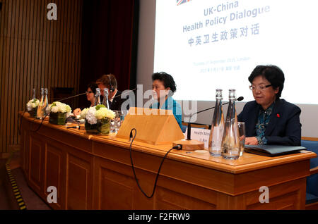 London, UK. 17. Sep, 2015. Chinesischer Vize-Premier Liu Yandong (2. R) besucht den China-UK Health Policy Dialog in London 17. September 2015. © Han Yan/Xinhua/Alamy Live-Nachrichten Stockfoto