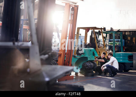 Mechanik, die Festsetzung von Gabelstapler in Autowerkstatt Stockfoto