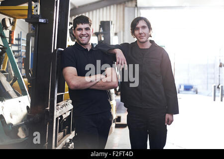 Porträt zuversichtlich Mechanik in Autowerkstatt Stockfoto