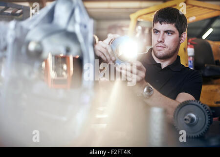 Mechanische Prüfung Teil in Autowerkstatt Stockfoto