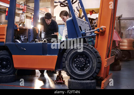 Mechanik Prüfung Gabelstapler in Autowerkstatt Stockfoto