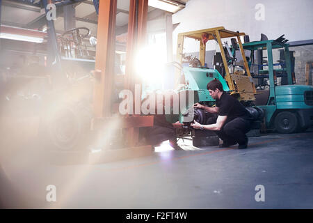 Mechanik Prüfung Gabelstapler in Autowerkstatt Stockfoto