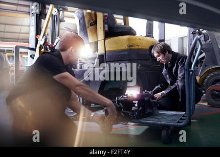 Mechanik, die Festsetzung von Gabelstapler in Autowerkstatt Stockfoto