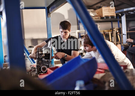 Mechanik Prüfung Teil im Auto Reparaturwerkstatt Stockfoto