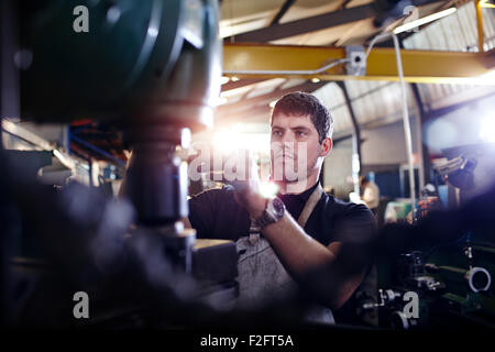 Konzentriert, mechanische Arbeiten in der Autowerkstatt Stockfoto