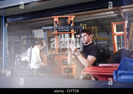 Mechanische Prüfung Teil in Autowerkstatt Stockfoto