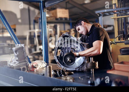 Mechanische Befestigung an Auto-Werkstatt Stockfoto